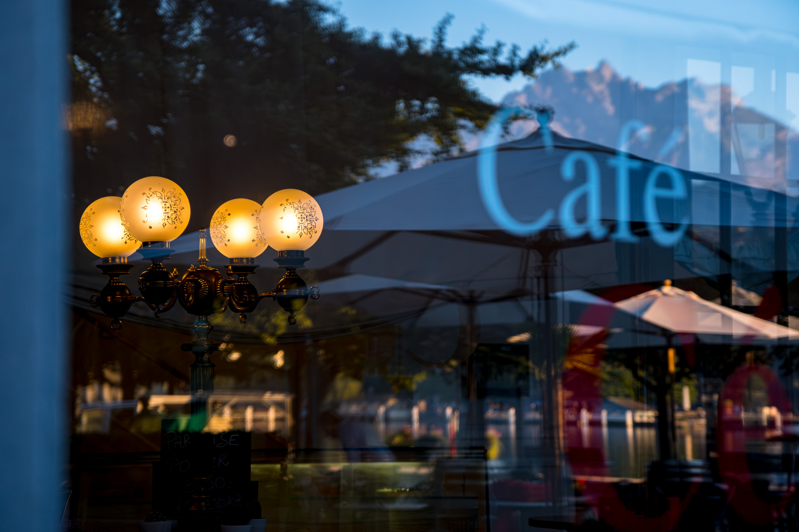 Café im Morgenlicht