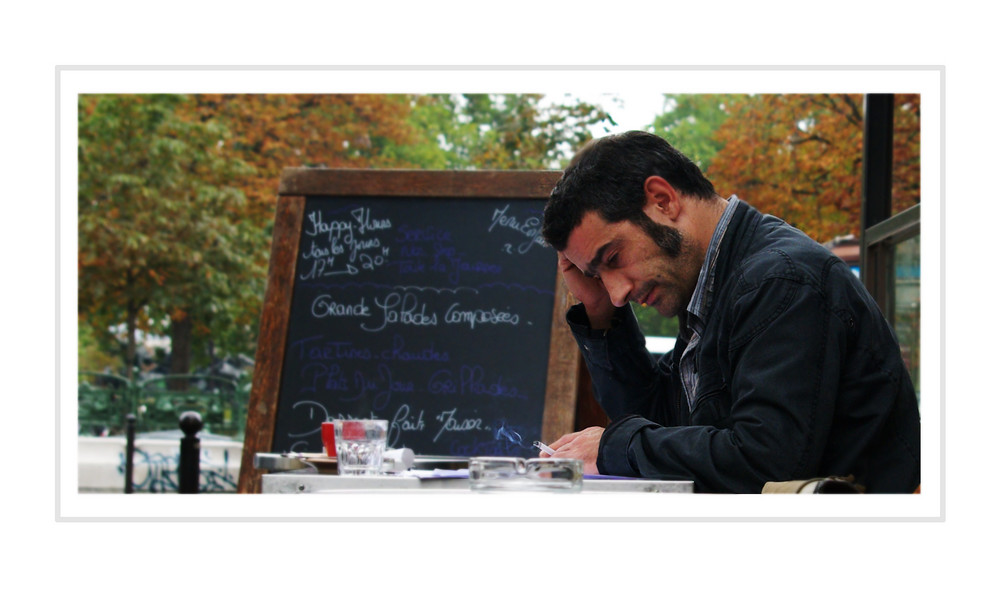 Cafe in Paris an einem Vormittag im Oktober