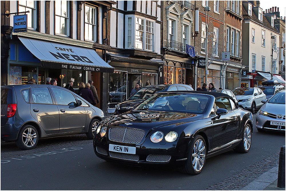 Café italien et voiture anglaise  --  King’s Parade, Cambridge