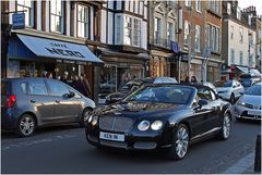 Café italien et voiture anglaise  --  King’s Parade, Cambridge