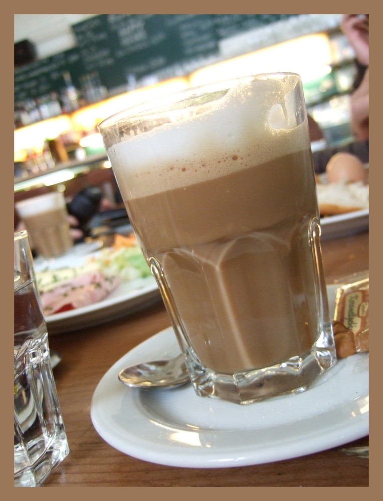 Cafe Latte mit kleinen Mokka in Wien