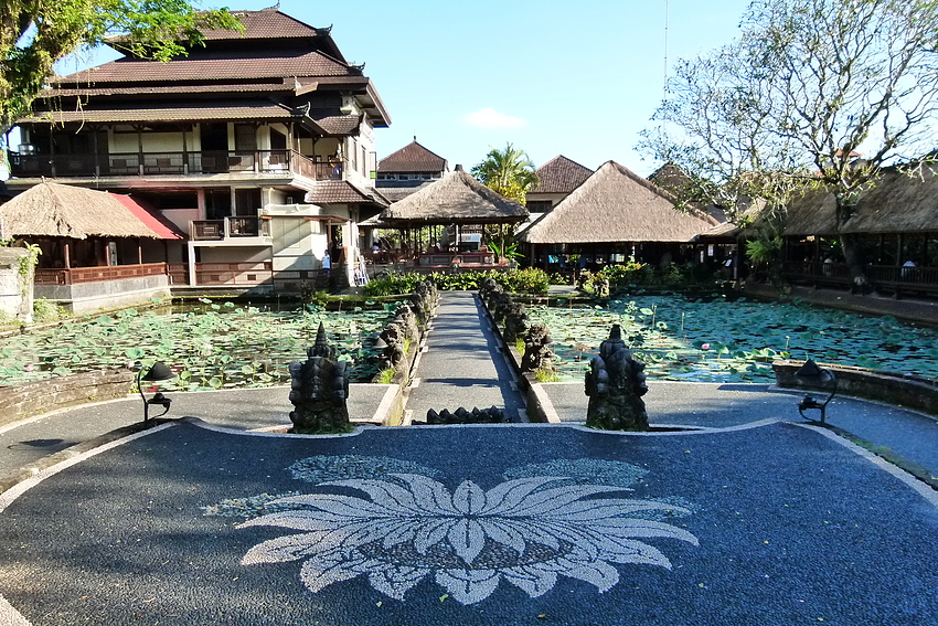 ...Cafe Lotus - Ubud...