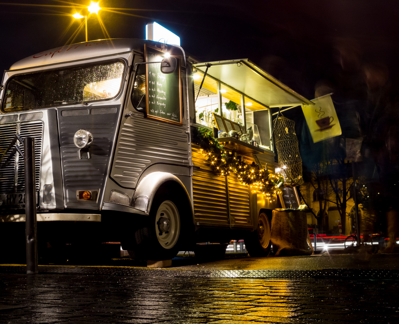 Café-Mobil auf dem Kölner Hafen-Weihnachtsmarkt