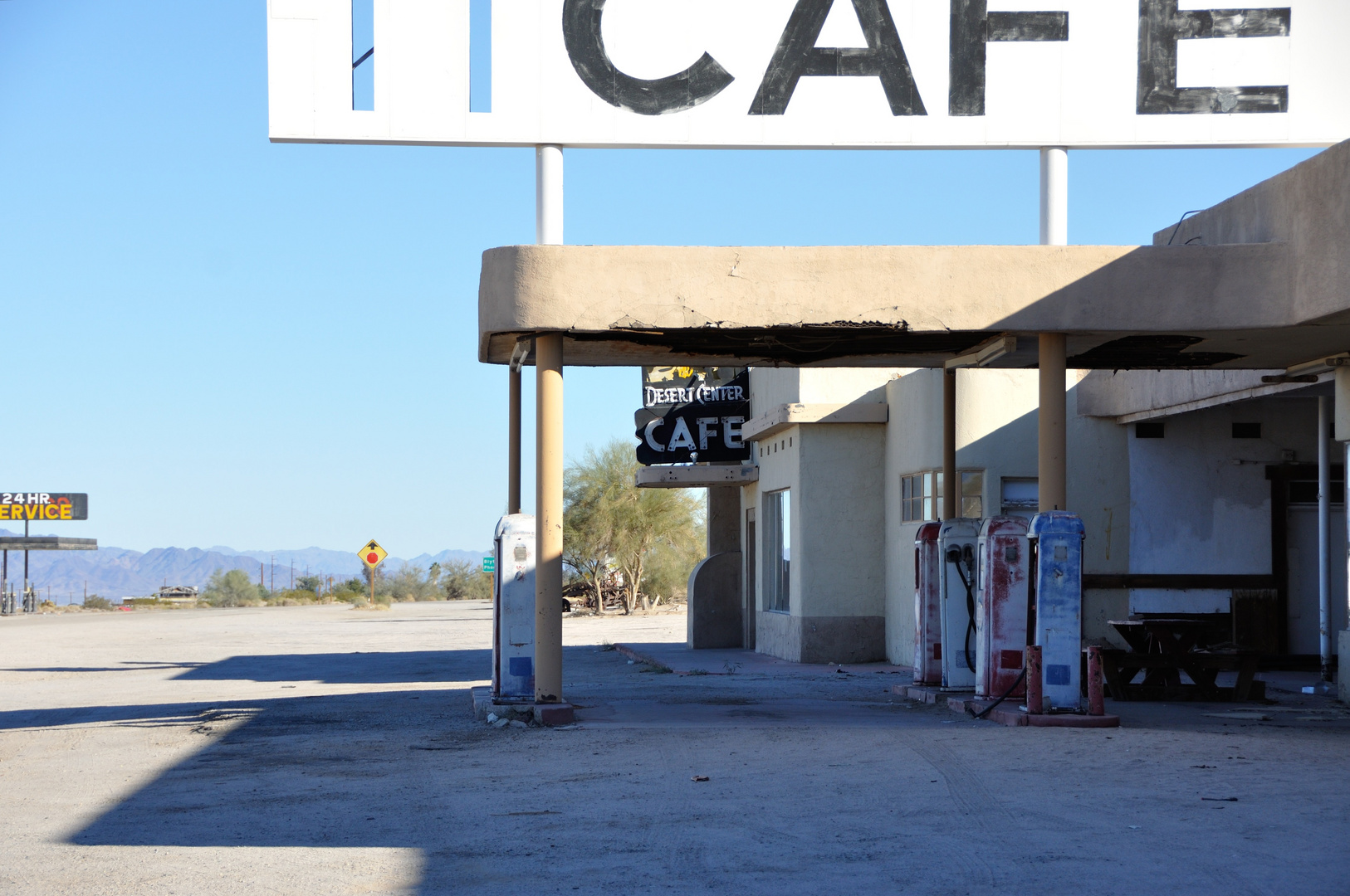 Cafe und Tankstelle