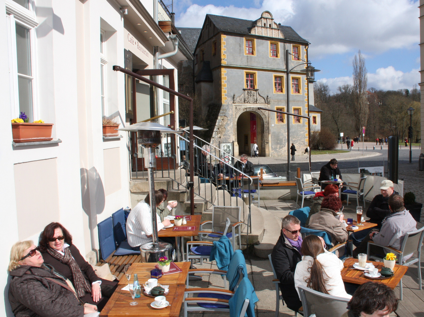 caféhausterrasse im vorfrühling