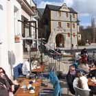 caféhausterrasse im vorfrühling