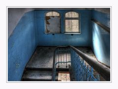 cage d'escalier bleu