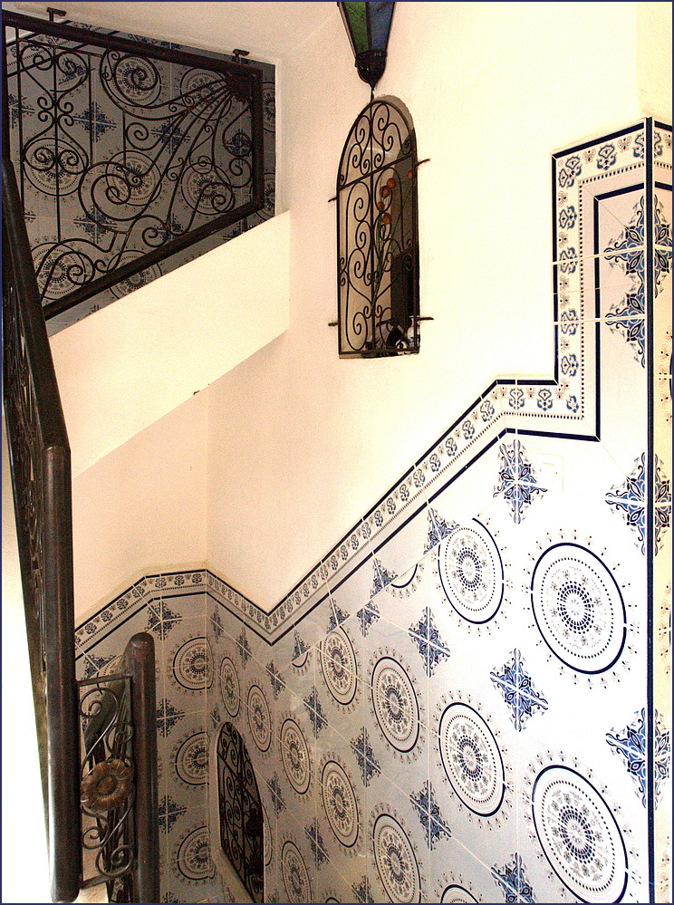 Cage d’escalier dans une maison marocaine - Treppenhaus in einem marokkanischen Haus