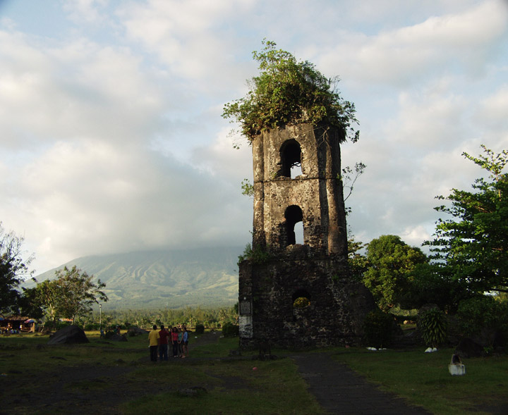 Cagsawa und der Mount Mayon Vulkan