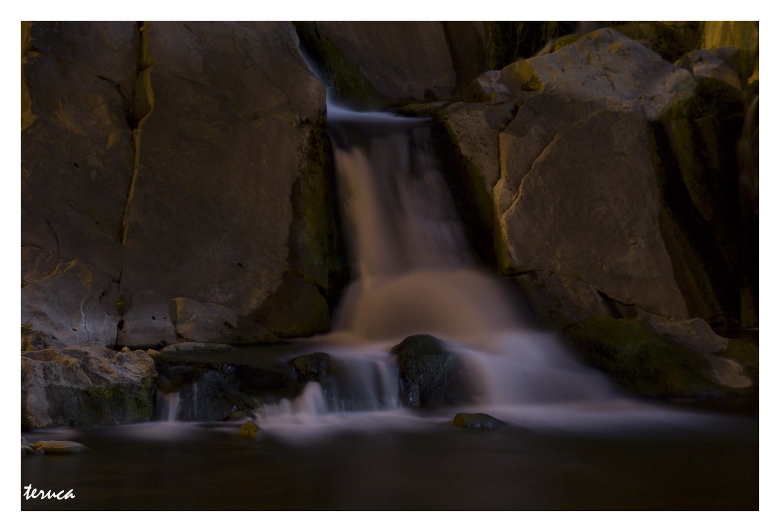 caida del agua por la noche