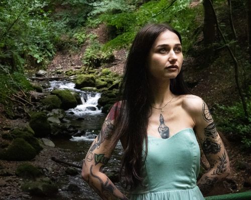 Cailín ag an sruthán