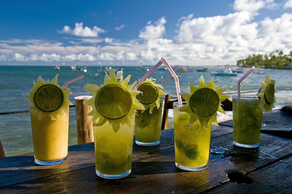 Caipirinhas an der Praia do Forte, Brasilen