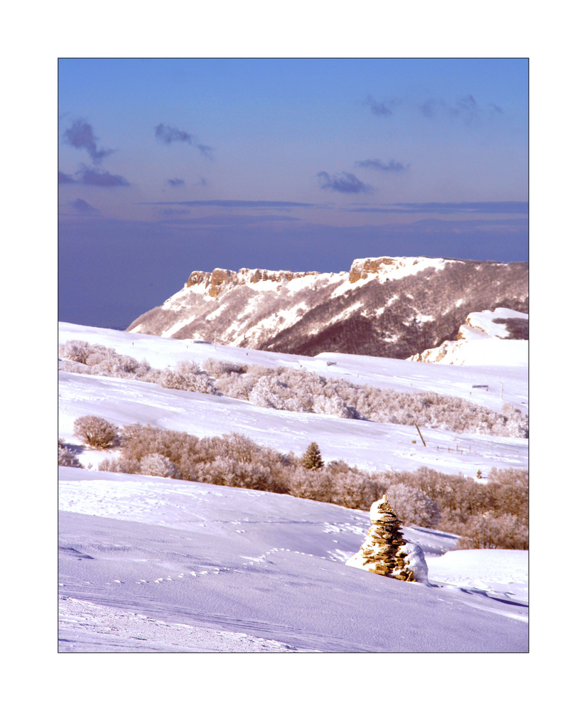 cairn sous la neige