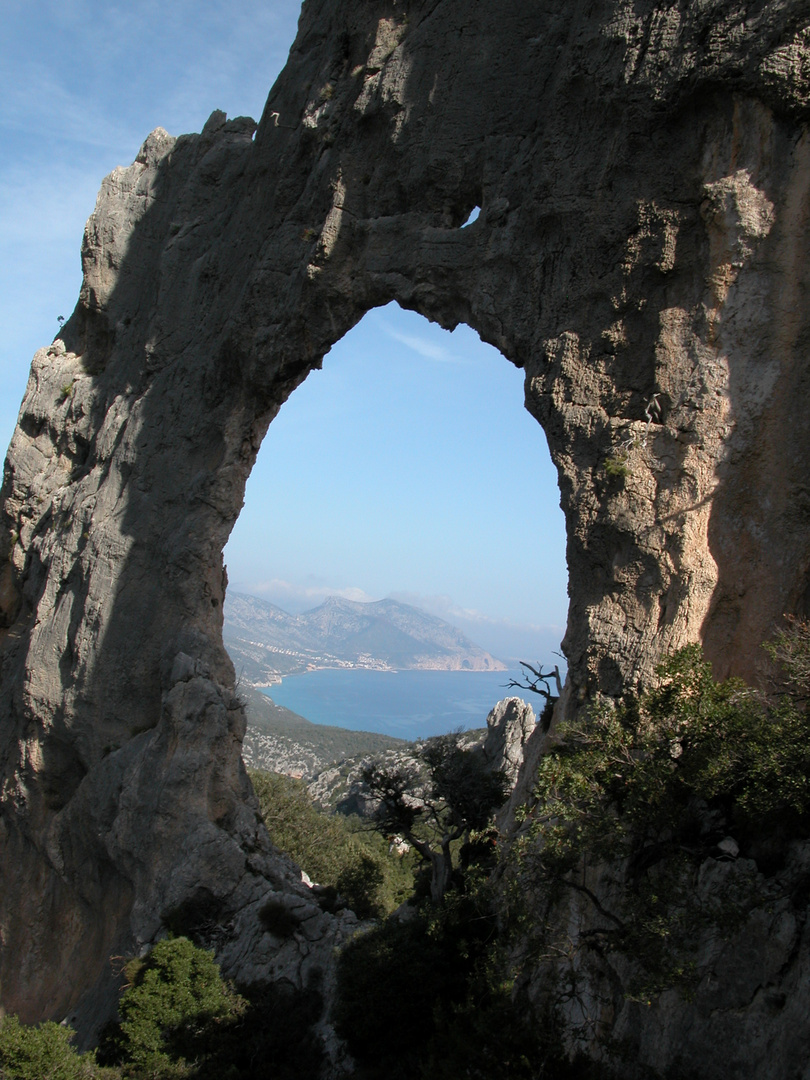 Cala Gonone attraverso un occhio della natura