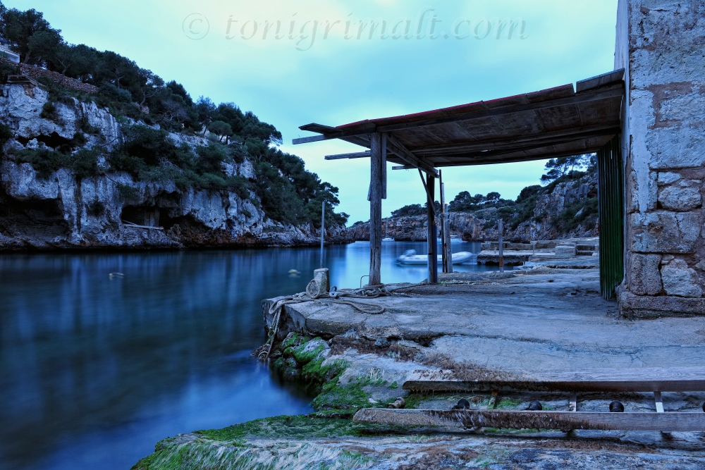 Cala Pi despertando en azul