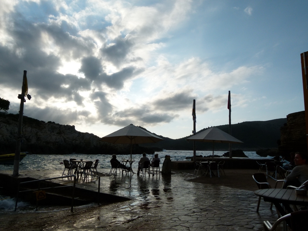 Cala Ratjada schlechtes Wetter   ca cova mit  coca cola