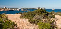 Cala Rotja, Torre de la Rovira und die vorgelagerte Insel sa Conillera