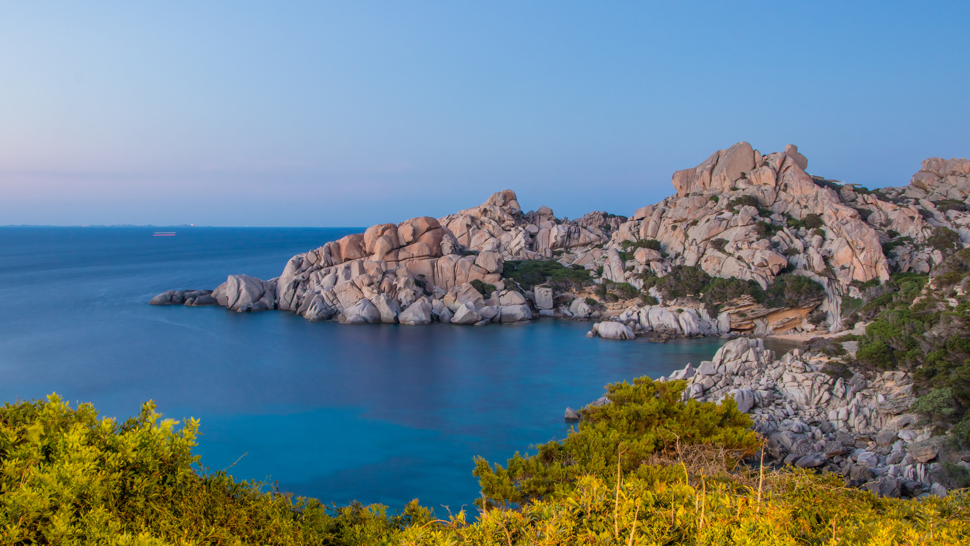 Cala Spelmatore zur Blauen Stunde