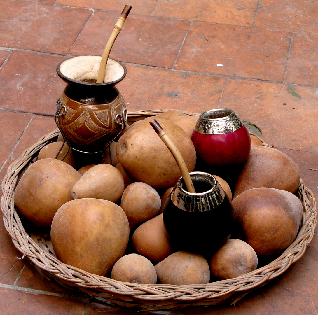 Calabazas y mates ocre, rojo y negro en un patio de San Telmo, de Buenos Aires