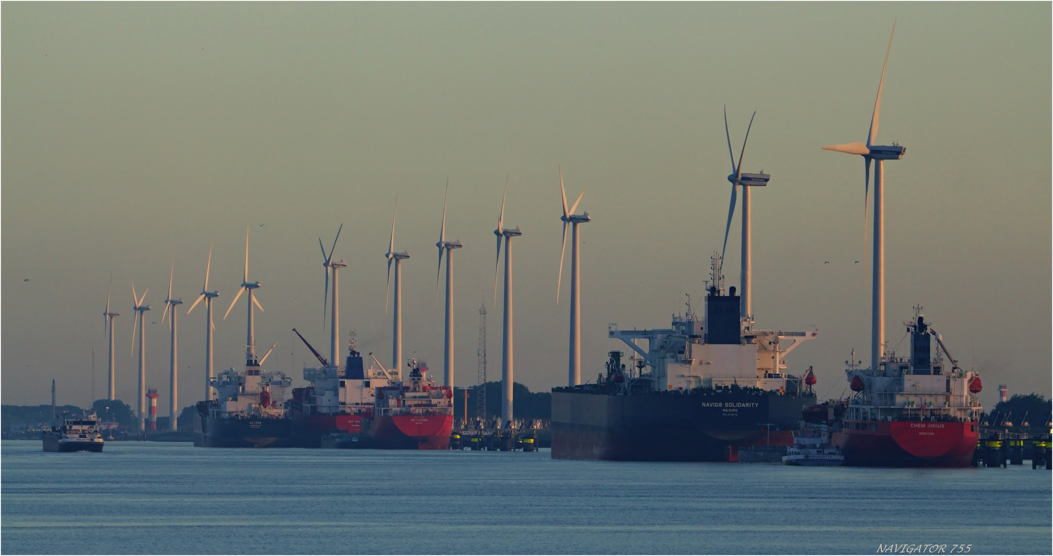 Calandkanal in ersten Licht. Rotterdam