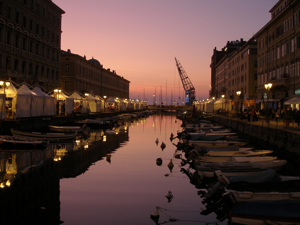 Calano le luci della sera  sul canale di Ponterosso Trieste