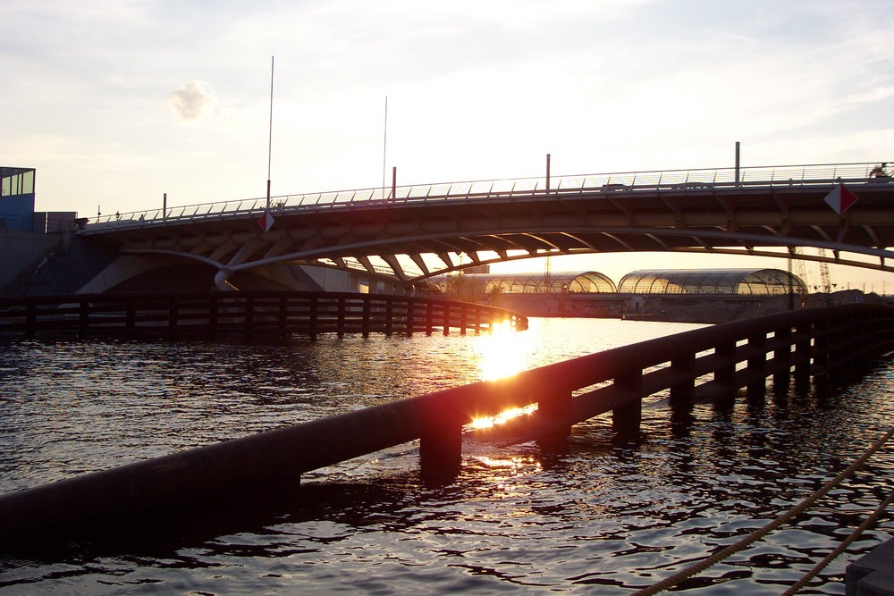 Calatrava-Brücke Berlin Hintergrund Hauptbahnhof