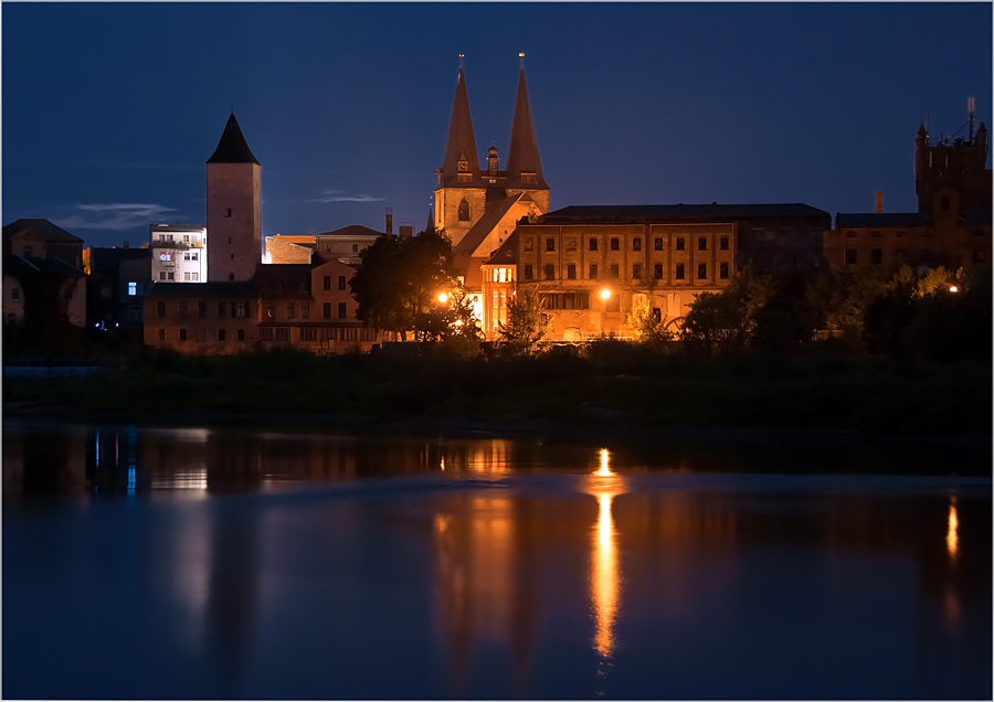 Calbe (Saale), Blick auf Hexenturm, St. Stephani und Papierfabrikruine