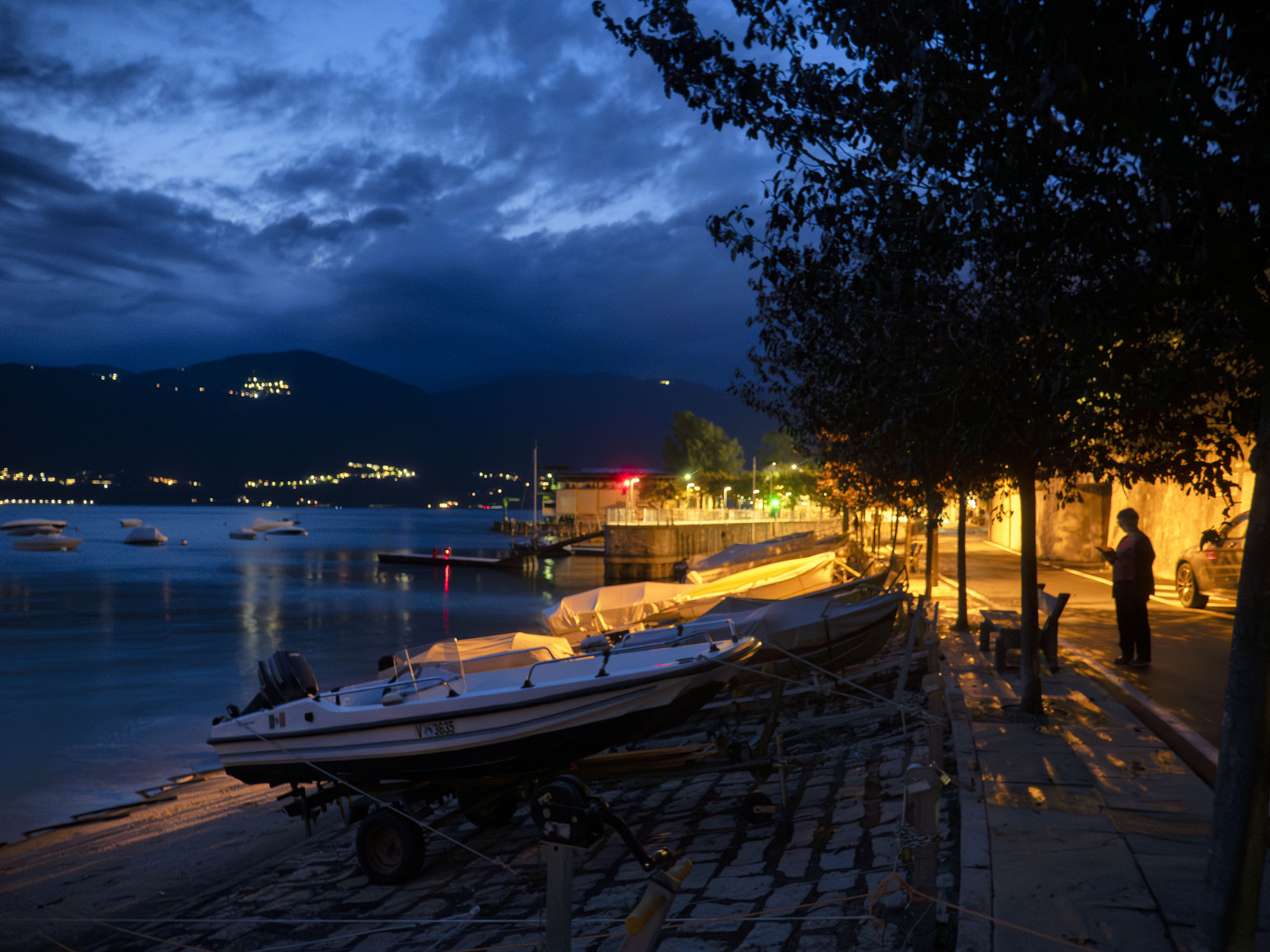 Caldè, luci del lungolago