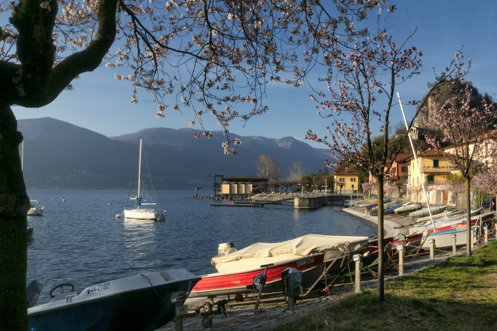 Caldè, lungolago