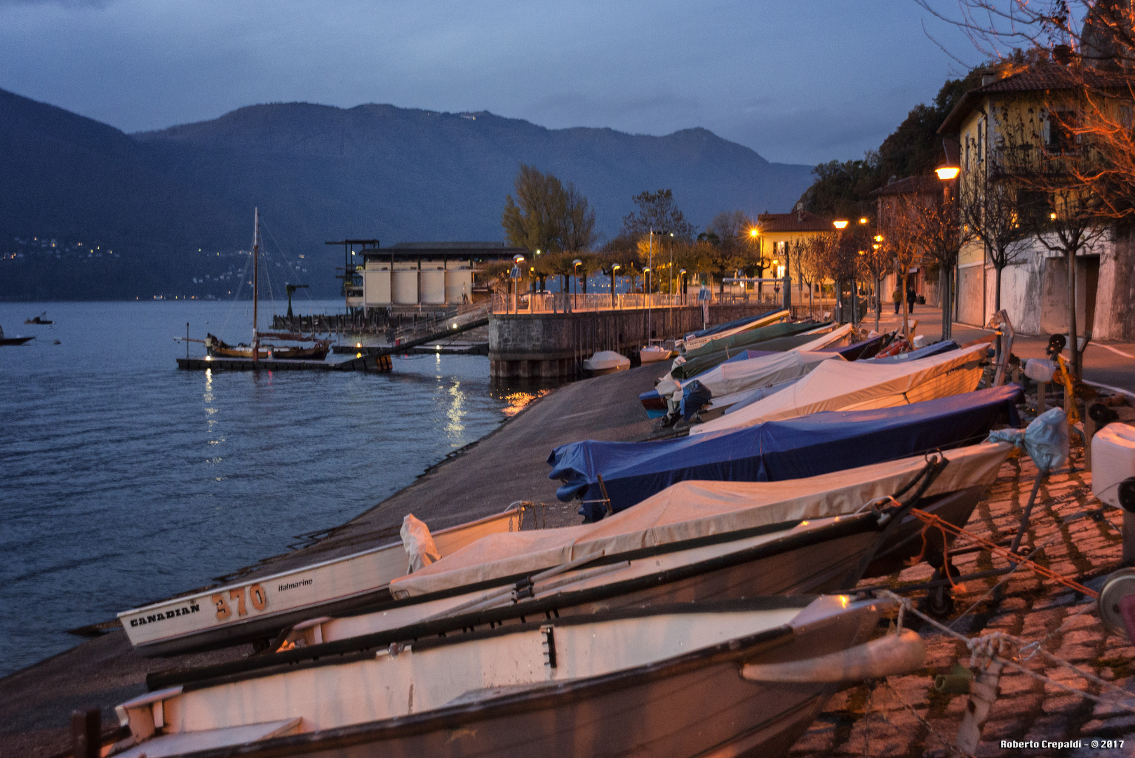 Caldè, lungolago by night