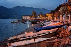 Caldè, lungolago by night