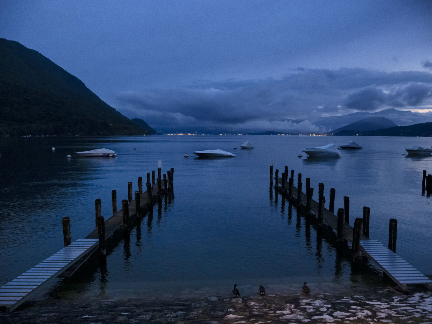 Caldè, lungolago di sera