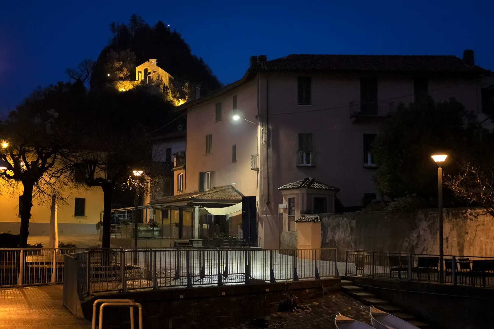 Caldè, piazza Lago