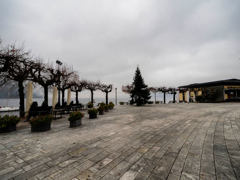 Caldè, piazza Lago