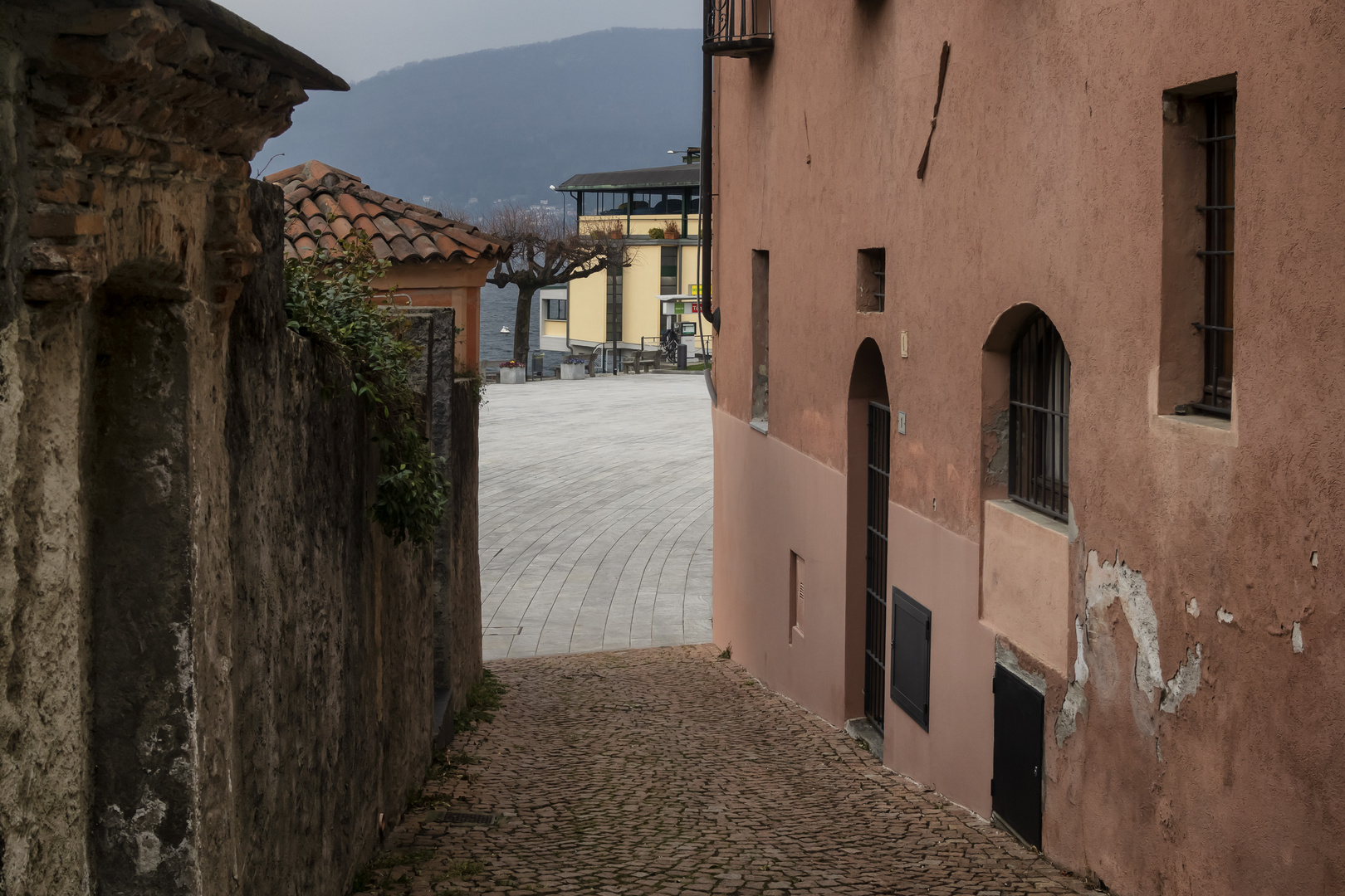 Caldè, piazza Lago