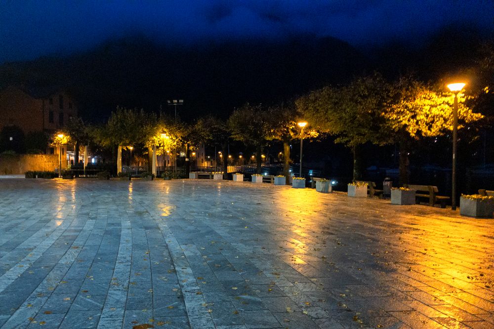Caldè, Piazza Lago di sera