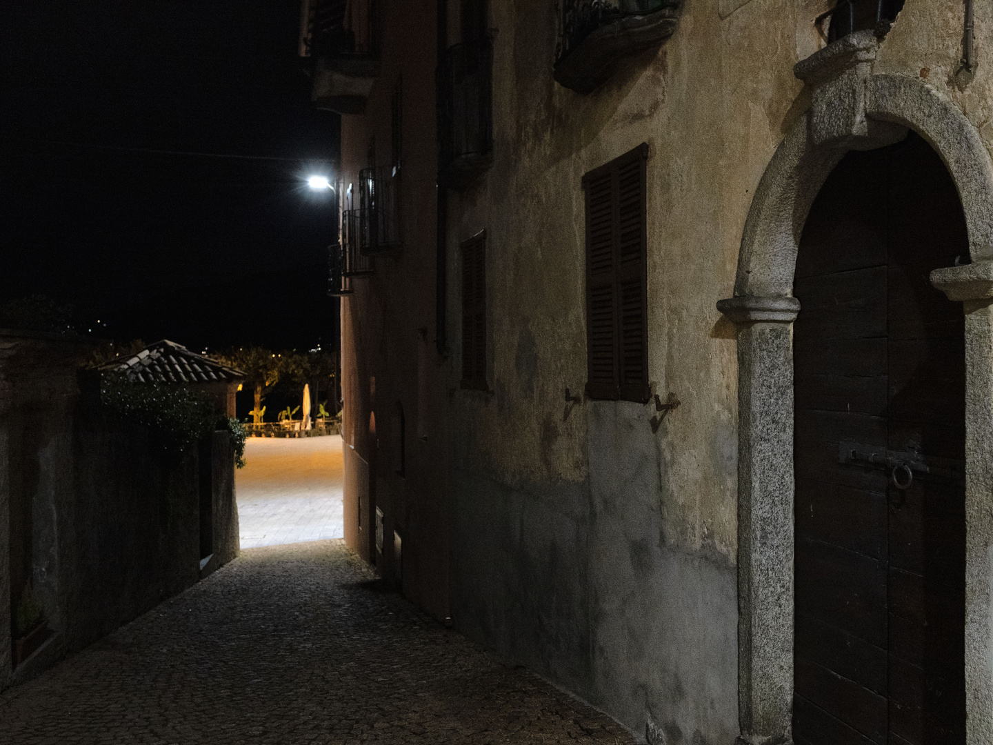 Caldè, vicolo verso la piazza