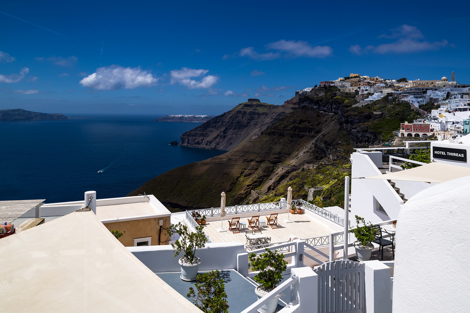 Caldera im Schatten einer Wolke