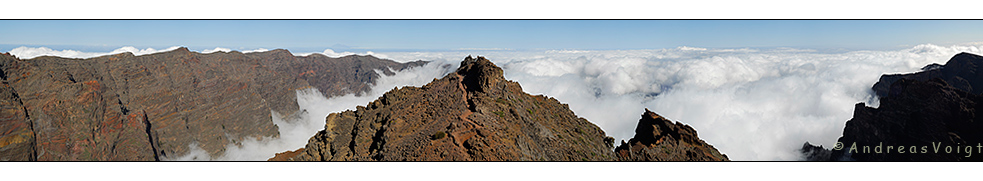 Caldera in Wolken