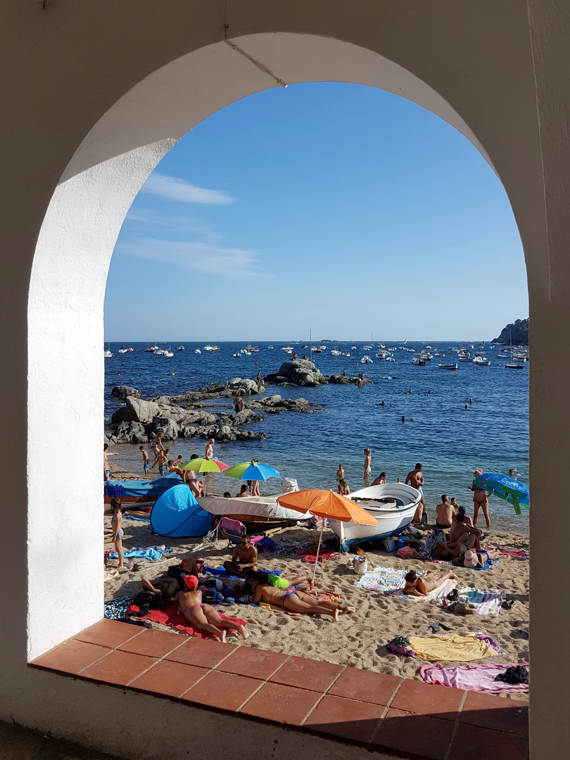 Calella de Palafrugell mit Durchblick