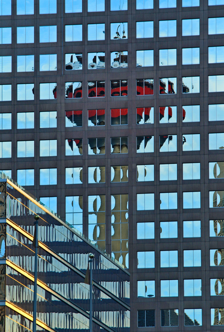 Calgary Fernsehturm im Spiegel