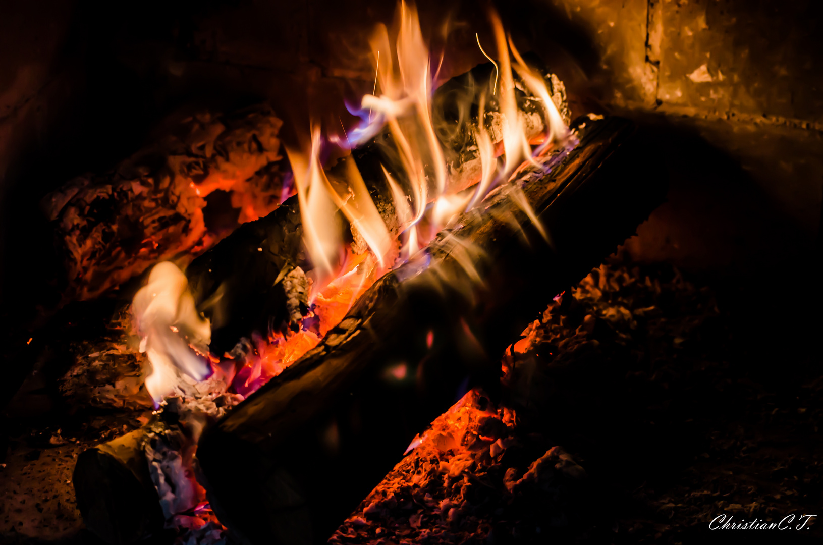 Calido frente a la chimenea