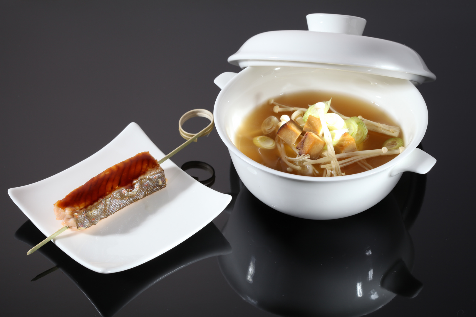 Callas Japanische Miso Suppe, jungem Lauch,Enoki Pilze,Tofu lackierter Lechtaler Saibling Spießchen