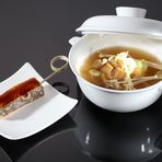 Callas Japanische Miso Suppe, jungem Lauch,Enoki Pilze,Tofu lackierter Lechtaler Saibling Spießchen