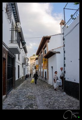 Calle abajo, no... a la derecha