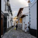 Calle abajo, no... a la derecha