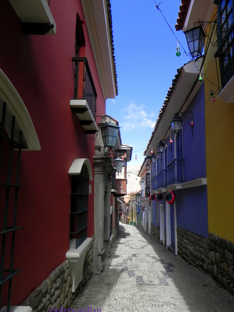 calle angosta y colorida