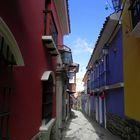 calle angosta y colorida