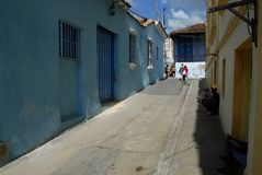 Calle azul y amarillo