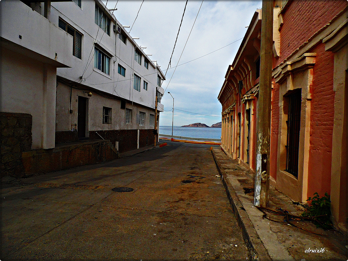 Calle con vista al mar...